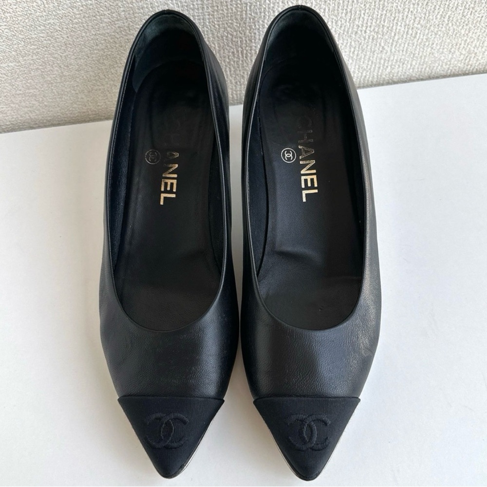 Chanel Black Leather Pointed-Toe pumps size 37.5